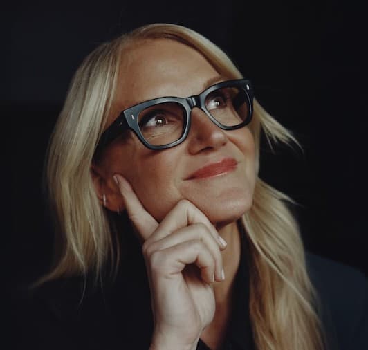 Mel Robbins portrait