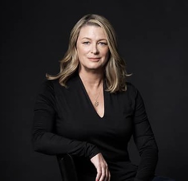 Portrait of Kristin Hannah